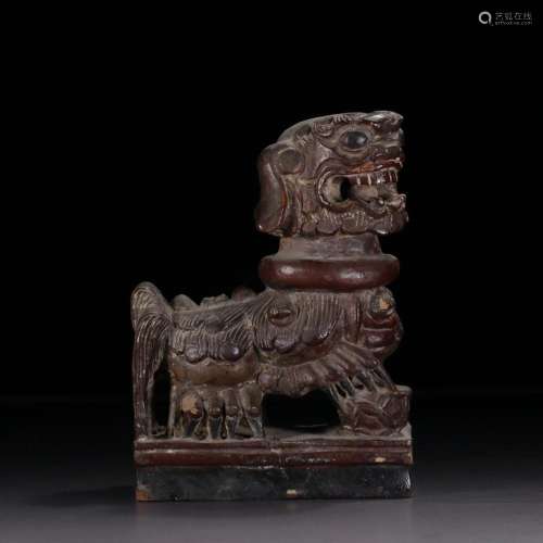 A CHINESE WOODEN CARVED LION ORNAMENTS