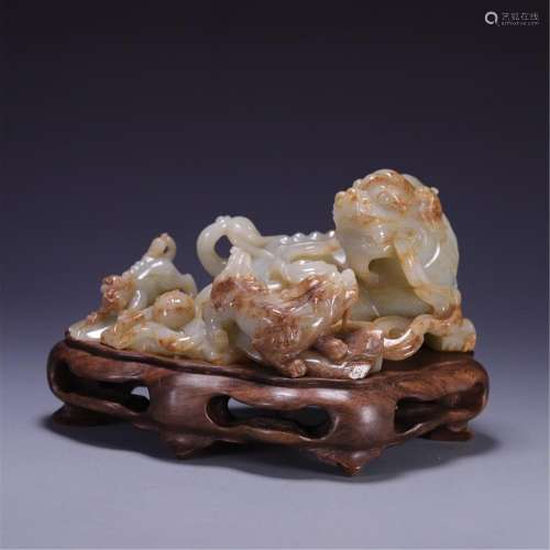 A CHINESE JADE SEED MATERIAL CARVED LIONS ORNAMENTS