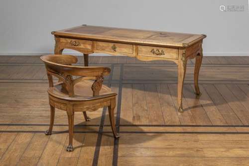 BUREAU PLAT En bois de placage. On joint un fauteuil de bure...