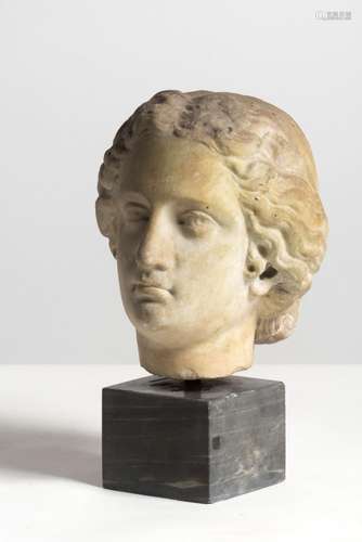 TÊTE DE FEMME À L’ANTIQUE En marbre sculpté, fin du 18e sièc...