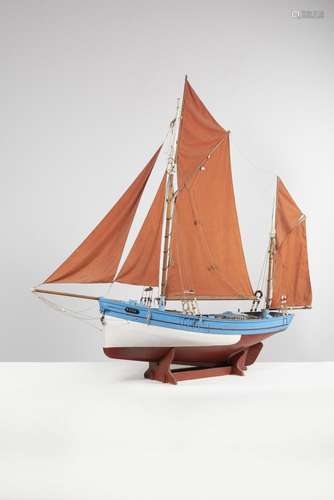 MAQUETTE DU BATEAU DE PÊCHE MELUSINE En bois, sur un socle e...