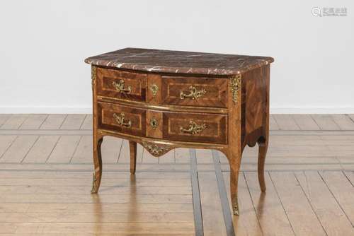 COMMODE SAUTEUSE En bois de placage. Époque Louis XV, 18e si...