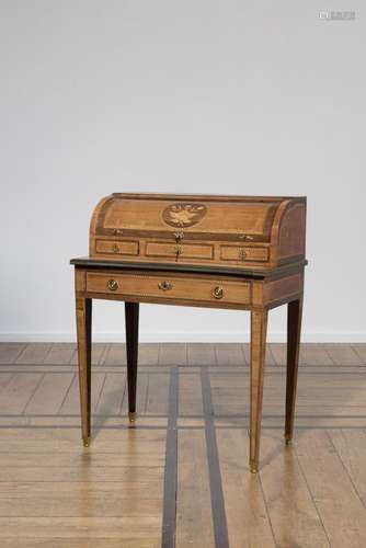 BUREAU À CYLINDRE En bois fruitier. Style Louis XVI, 19e siè...