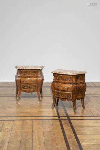 PAIRE DE COMMODES En bois de placage. Style Louis XV, 20e si...