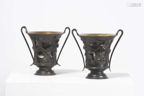 PAIRE DE VASES En bronze Paar bronzen vazen. H.16 cm