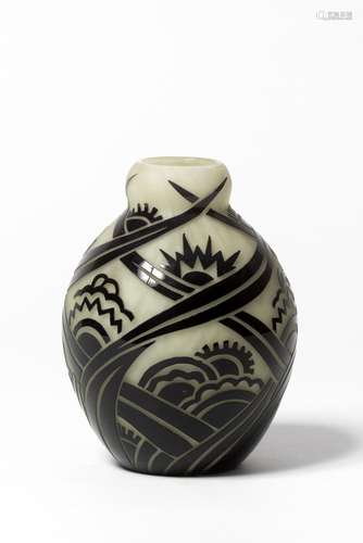 CHARLES CATTEAU (1880-1966) Vase En verre multicouche dégagé...