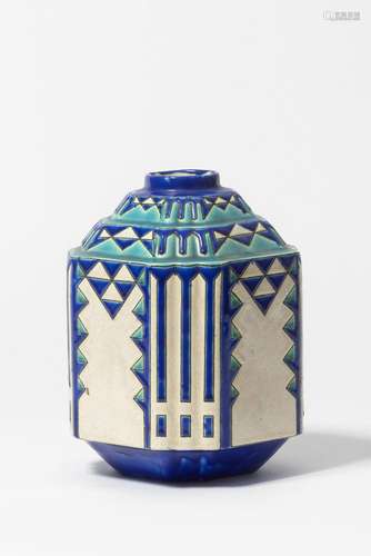 CHARLES CATTEAU (1880-1966) Vase En faïence. Signé. Tampon. ...