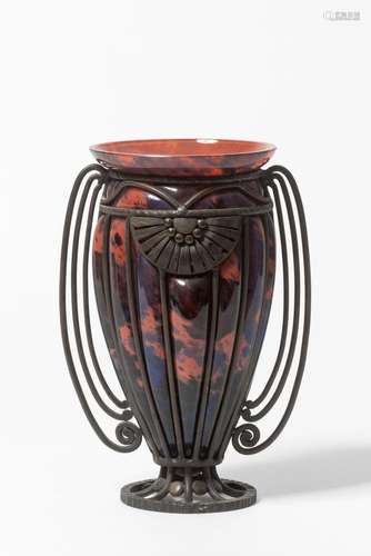 ANDRÉ DELATTE (1887-1953) Vase En verre soufflé et fer forgé...