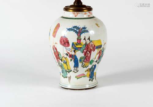 CHINE Vase en porcelaine Époque Yongzheng (1723-1735). Monté...