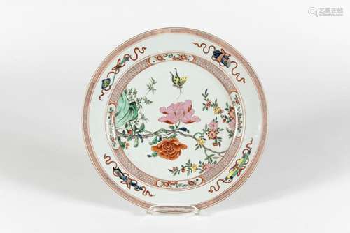 CHINE Grand plat en porcelaine Époque Yongzheng (1723-1735)....