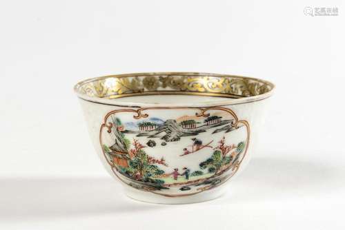 CHINE Bol à thé en porcelaine Époque Yongzheng (1723-1735). ...