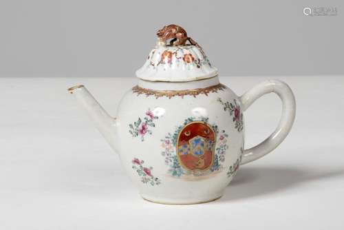 CHINE Théière en porcelaine Pour le marché européen. À décor...