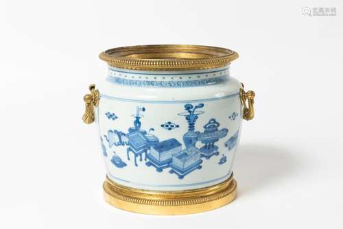 CHINE Cache pot en porcelaine.