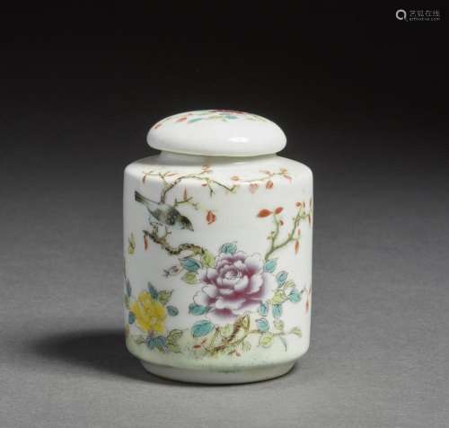 Chinese Art A famille rose porcelain box and cover painted w...
