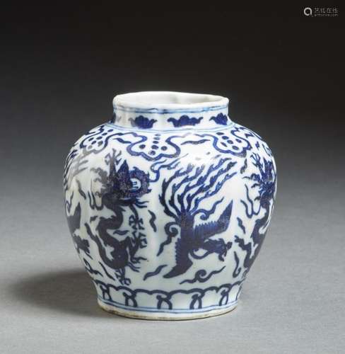 Chinese Art A blue and white porcelain pot painted with phoe...