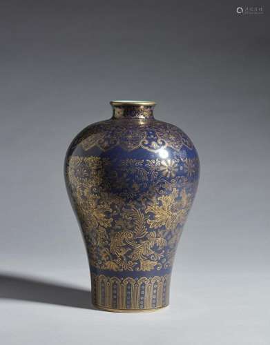 Chinese Art A porcelain meiping vase decoratd with gilded fl...