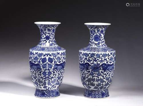 Chinese Art A pair of blue and white porcelain baluster vase...