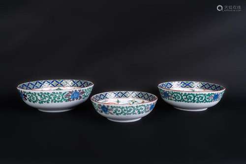 Japanese Art Three Imari pottery bowls decorated with phoeni...