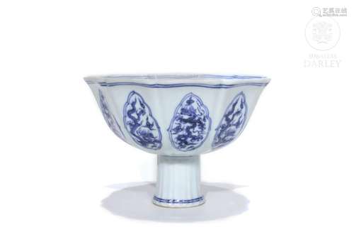 Porcelain bowl with foot, Qing dynasty.