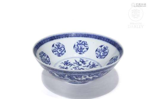 Dragon bowl in blue and white, Qing dynasty.