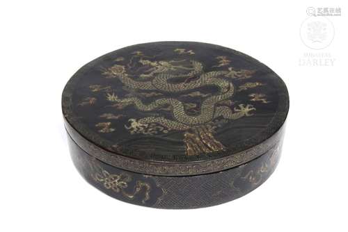 Lacquered wooden box with dragon, Qing dynasty.