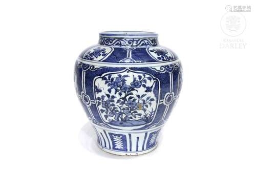 Porcelain "Guan" in blue and white, 19th-20th cent...