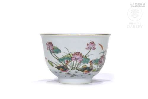 Small enameled bowl, with Qianlong seal.