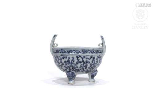 Chinese porcelain censer, 20th century