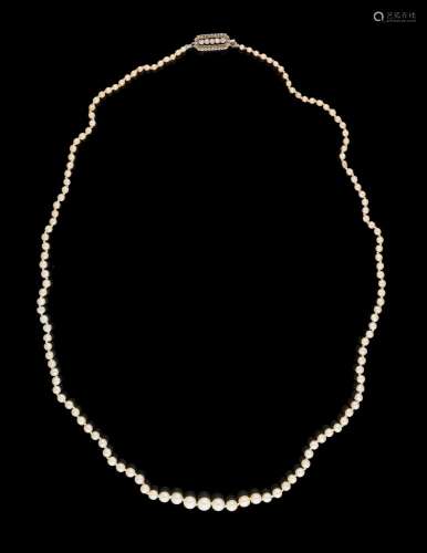 Bijou: Collier de perles anciennes en chute retenue par un f...