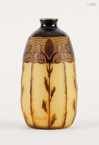 Verrerie : Vase à col étranglé en cristal doublé au décor vé...