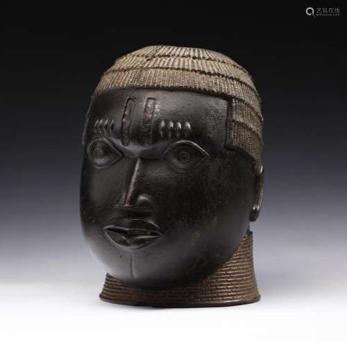 African art Oba bronze head (Uhunmwun-Elao) Nigeria