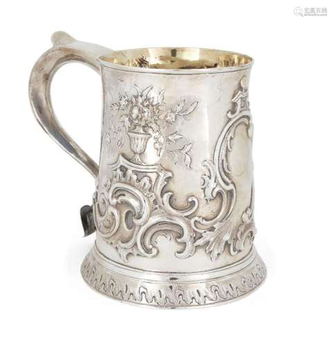 A SILVER TANKARD, MARKS RUBBED, PROBABLY LONDON, 1776, MAKER...