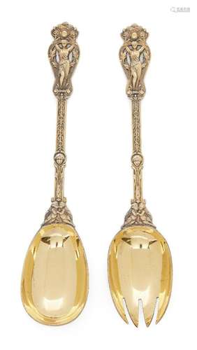 A PAIR OF LATE VICTORIAN SILVER GILT SERVERS, LONDON, 1899, ...