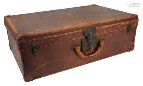 A LOUIS VUITTON BROWN LEATHER SUITCASE, EARLY 20TH CENTURY, ...