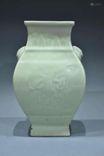 A LARGE WELL-CARVED BEAN GREEN GLAZED VASE MID-QING DYNASTY