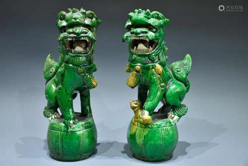 A PAIR OF GRENN-GLAZED LION MID-QING DYNASTY