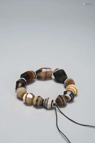 A BANDED AGATE BEAD STRING JIN DYNASTY