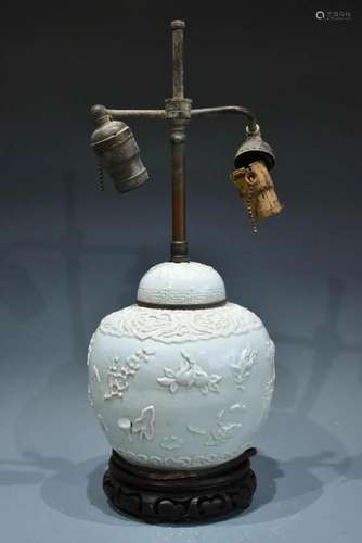 A DEHUA WHITE GLAZED JAR AND COVER QING DYNASTY