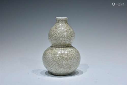 A RARE SMALL GOURD VASE GE MID-QING DYNASTY