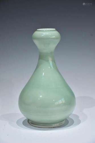 A BEAN GREEN GLAZED VASE MID-QING DYNASTY