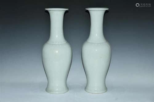 A PAIR OF LARGE WHITE GLAZE DEHUA VASES MID-QING DUNASTY