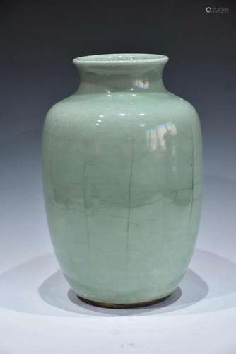 A BIG IMITATION GUAN â€œTAIBAIâ€ VASE QING DYNASTY, QIANONG ...