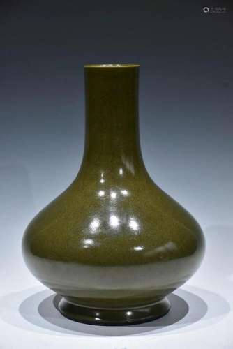 A TEA DUST-GLAZED VASE QING DYNASTY, QIANLONG PERIOD