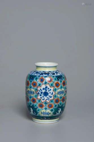 A WUCAI AND BLUE AND WHITE VASE QING DYNASTY, QIANLONG PERIO...