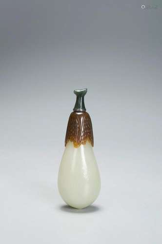 A WHITE AND BROWN JADE SNUFF BOTTLE QING DYNASTY