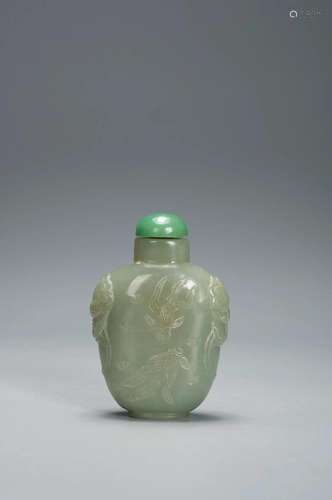 A GREEN JADE CARVED SNUFF BOTTLE QING DYNASTY