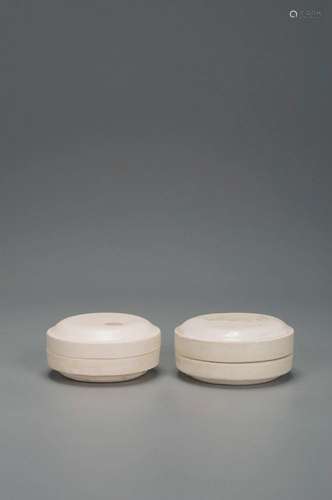 A PAIR OF CIRCULAR BOXES GONGXIAN SONG DYNASTY