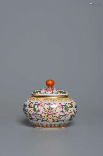 A GILT-DECORATED AND FAMILLE-ROSE JAR AND COVER QING DYNASTY...