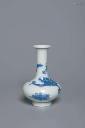 A BLUE AND WHITE â€œDRAGONâ€ VASE QING DYNASTY, KANGXI PERIO...