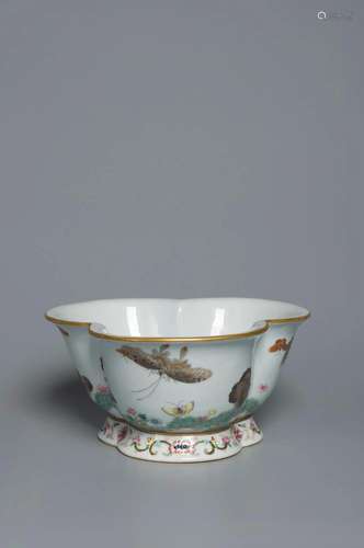 A GILT-DECORATED AND FAMILLE-ROSE BOWL QING DYNASTY, DAOGUAN...